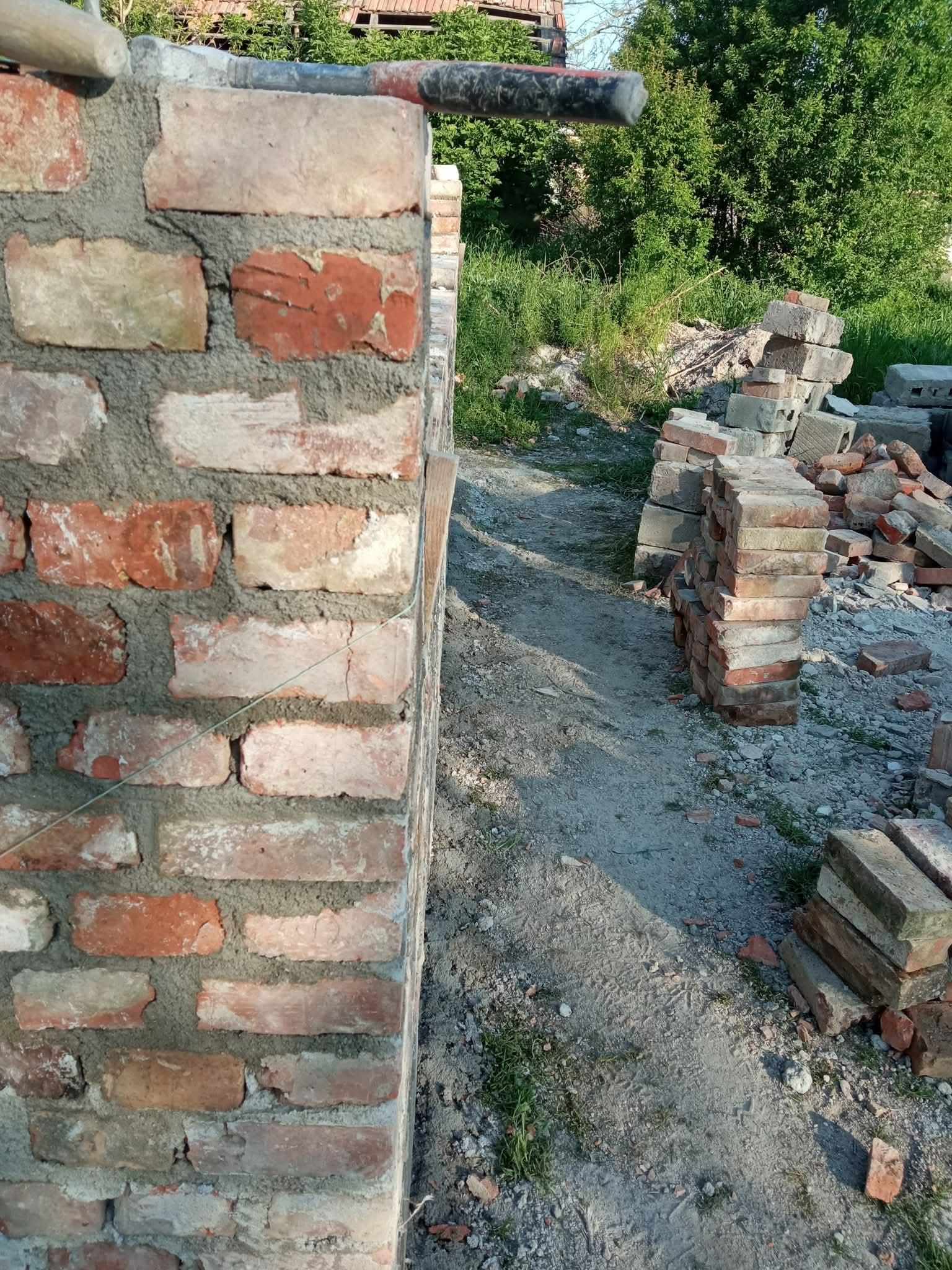Bontott tégla falazás