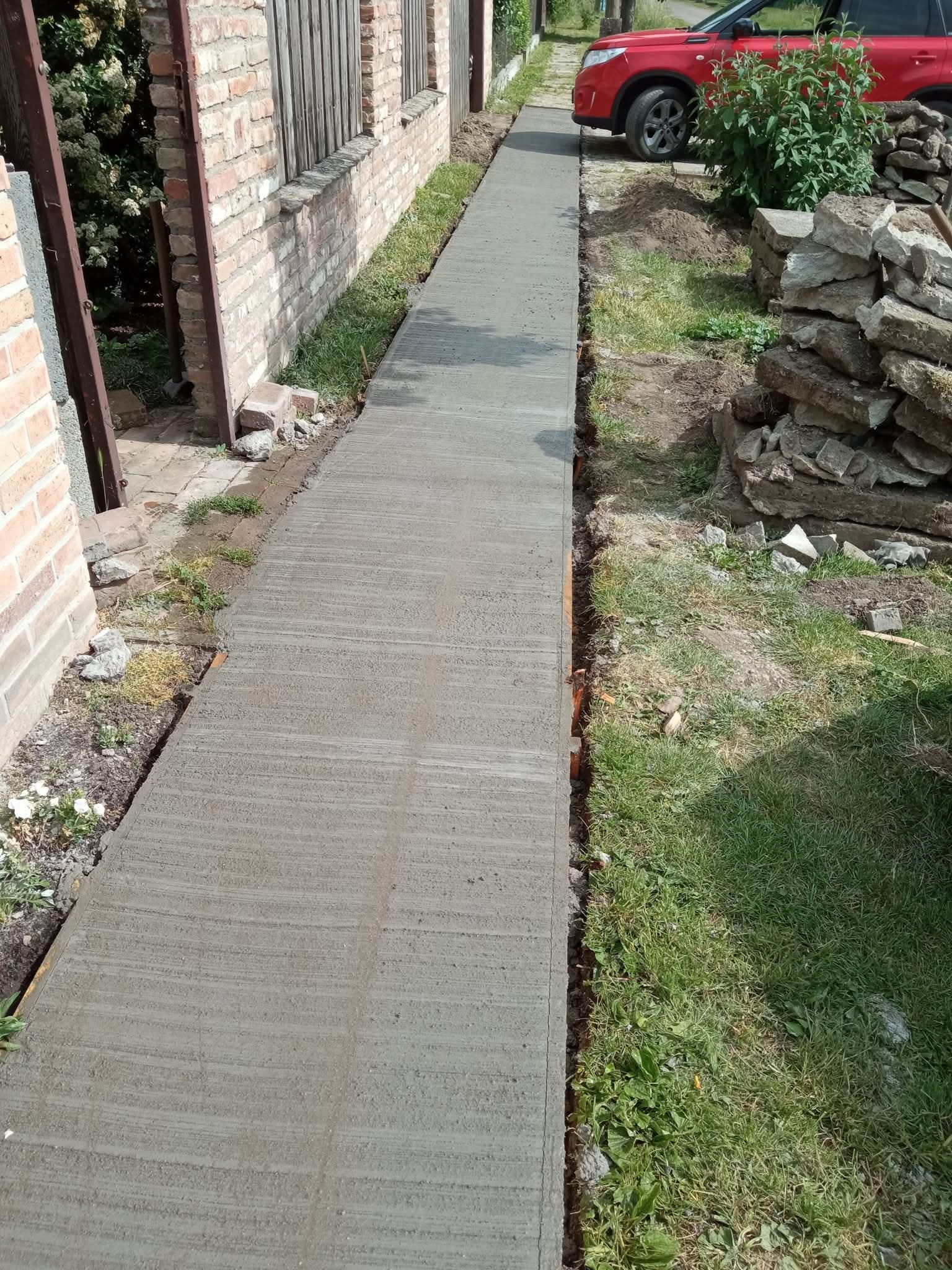 Seprőzött betonjárda